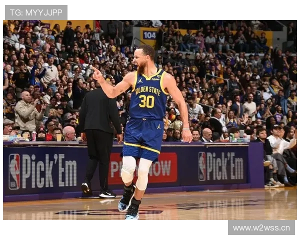 勇士大胜灰熊 八人得分上双展现高效